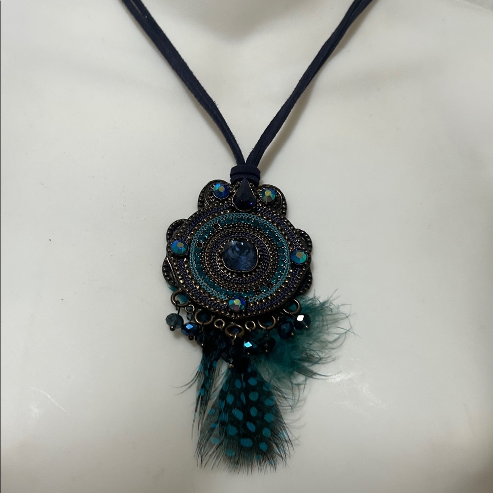 Elegant Blue Feather Pendant Necklace